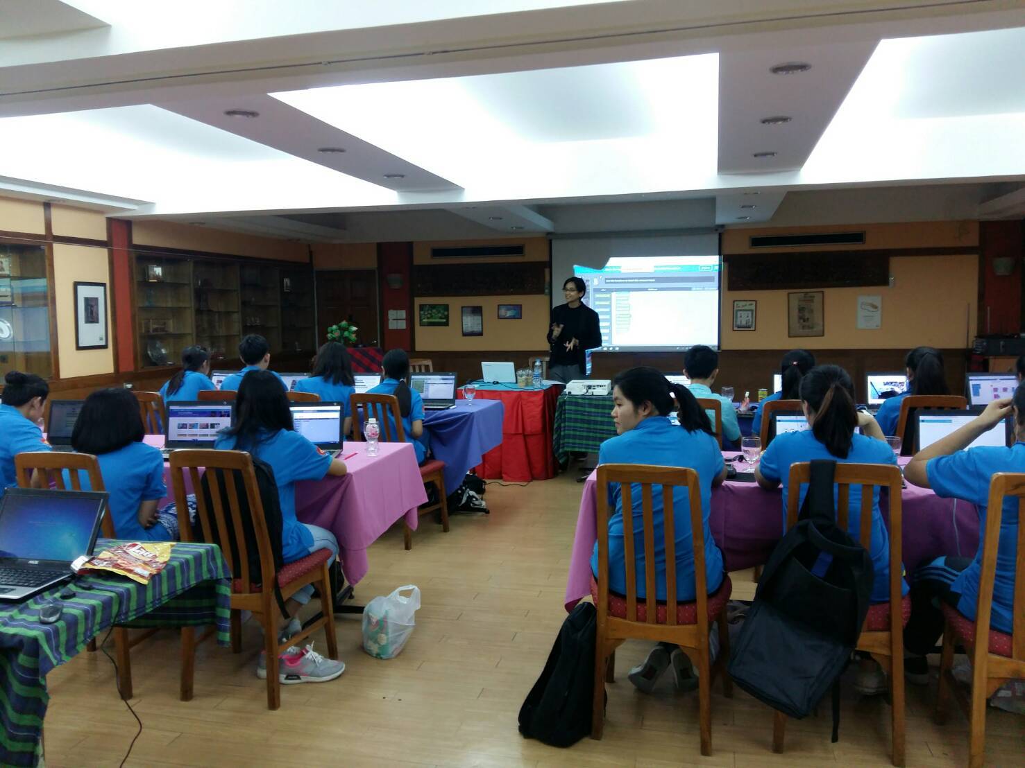 ดร.ป่าน จาก Ninja Coding Space สอนพื้นฐานการเขียนโปรแกรมให้กับนักเรียน ...